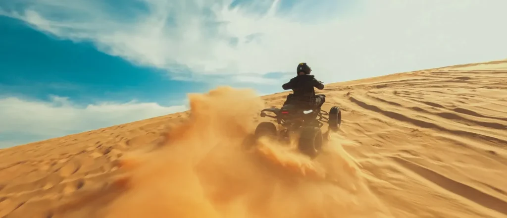 רוכב טרקטורון בדיונות חול מעלה ענן אבק, מתוך סרטון ל-TOMRIDE TR500
